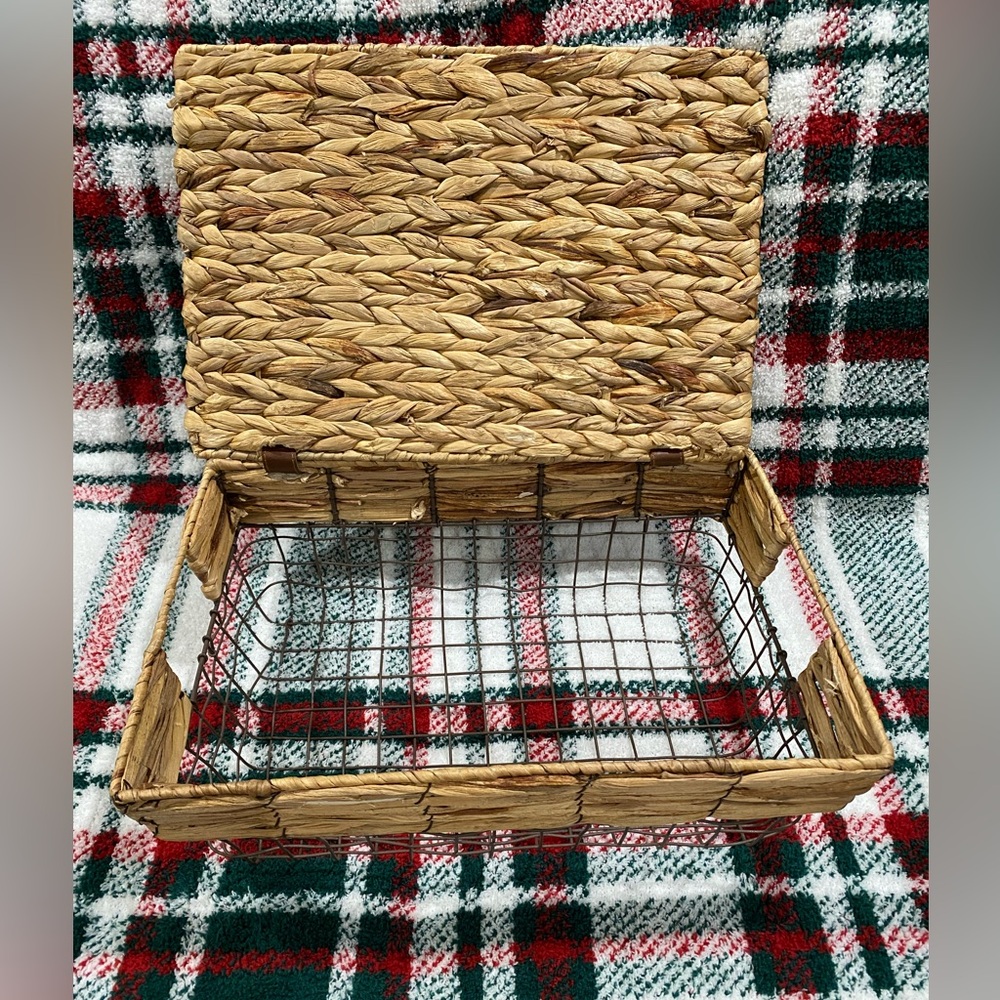Wire and Corn Husk Basket With Removable Top